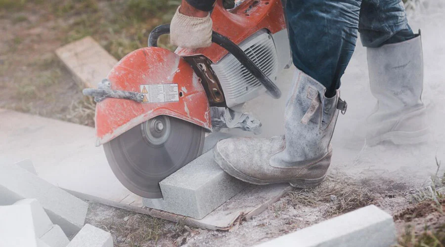 Beton Kesim Yapan İşçi