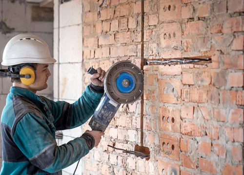 Beton Kesme İşlemi Yapan Bir İşçi