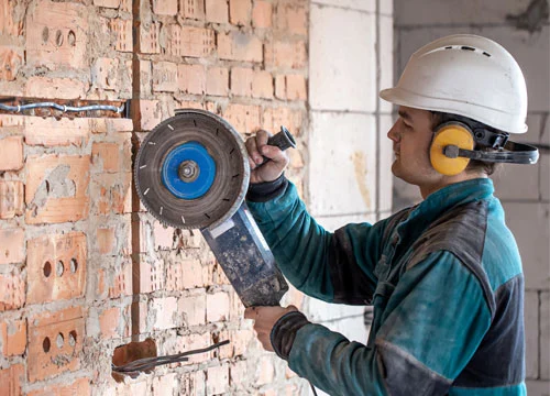 Beton Kesme İşlemi Yapan Bir İşçi