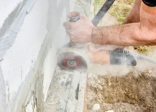 Beton Kesimi Yapan Bir Kişi
