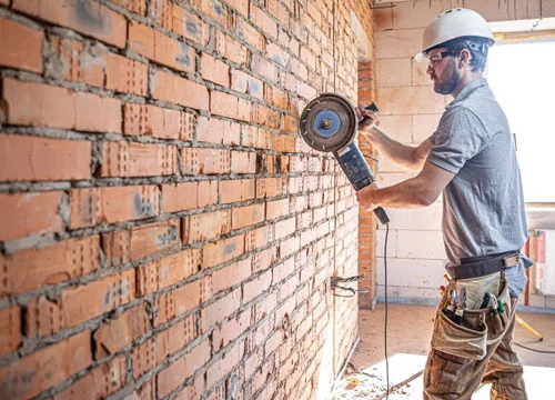 Beton Kesme İşlemi Yapan İşçi