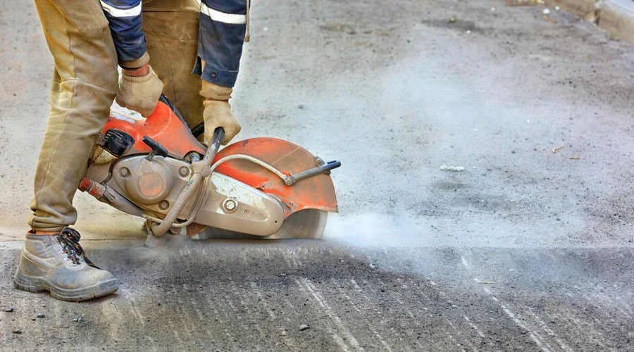 Karot Beton Kesme İşlemi Yapan Bir İşçi
