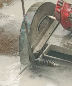 Asfalt Kesme işlemi Yapan Bir Makine