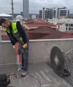 Beton Delme İşlemi Yapan Bir Karotçu