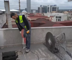 Beton Delme İşlemi Yapan Bir Karotçu