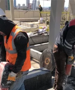 Beton Delme İşlemi Gerçekleştiren 2 İşçi