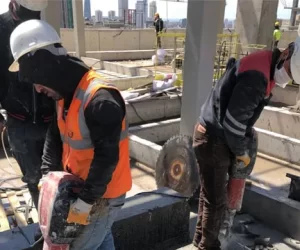 Beton Delme İşlemi Gerçekleştiren 2 İşçi